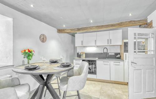 virtuve, Cozy Home In Irrhausen With Sauna in Irrhausen