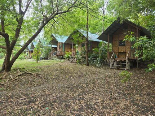 The Cabins at Green Acres Village - Cozy Nature Stay in Moalboal