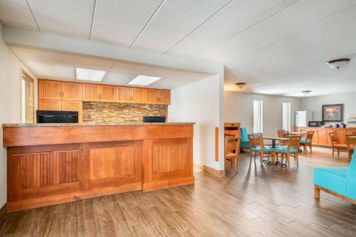 Days Inn by Wyndham International Falls - image 28