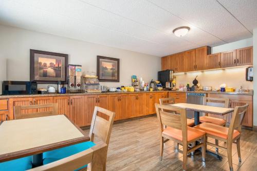 Days Inn by Wyndham International Falls - image 34
