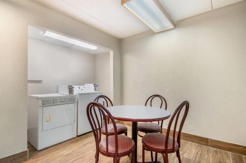 Days Inn by Wyndham International Falls - image 38