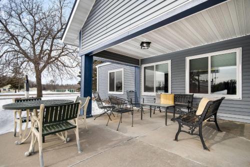 Days Inn by Wyndham International Falls - image 32
