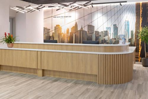 ล็อบบี้, ลา ควินตา อินน์ แอนด์ สวีทส์ บาย วินด์แฮม จาเมกา เอ็นวายซี เจเอฟเค แอร์เทรน (La Quinta Inn & Suites by Wyndham Jamaica NYC/JFK AirTrain) in สนามบินนานาชาติจอห์น เอฟ เคนเนดี