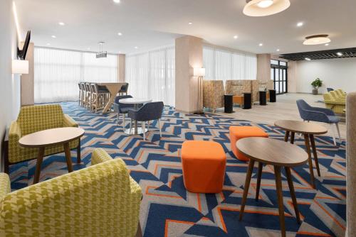 ล็อบบี้, ลา ควินตา อินน์ แอนด์ สวีทส์ บาย วินด์แฮม จาเมกา เอ็นวายซี เจเอฟเค แอร์เทรน (La Quinta Inn & Suites by Wyndham Jamaica NYC/JFK AirTrain) in สนามบินนานาชาติจอห์น เอฟ เคนเนดี