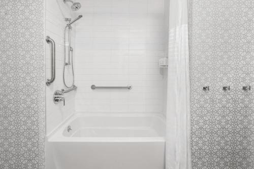 ห้องน้ำ, ลา ควินตา อินน์ แอนด์ สวีทส์ บาย วินด์แฮม จาเมกา เอ็นวายซี เจเอฟเค แอร์เทรน (La Quinta Inn & Suites by Wyndham Jamaica NYC/JFK AirTrain) in สนามบินนานาชาติจอห์น เอฟ เคนเนดี