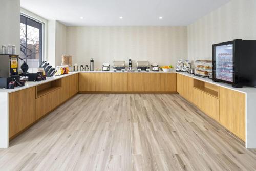 อาหารและเครื่องดื่ม, ลา ควินตา อินน์ แอนด์ สวีทส์ บาย วินด์แฮม จาเมกา เอ็นวายซี เจเอฟเค แอร์เทรน (La Quinta Inn & Suites by Wyndham Jamaica NYC/JFK AirTrain) in สนามบินนานาชาติจอห์น เอฟ เคนเนดี