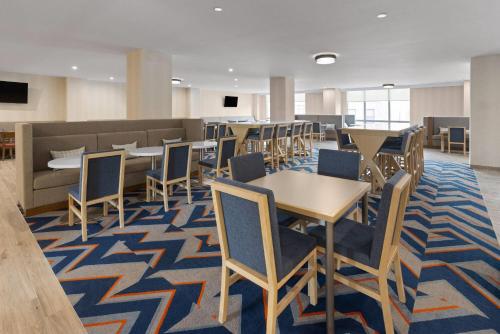 อาหารและเครื่องดื่ม, ลา ควินตา อินน์ แอนด์ สวีทส์ บาย วินด์แฮม จาเมกา เอ็นวายซี เจเอฟเค แอร์เทรน (La Quinta Inn & Suites by Wyndham Jamaica NYC/JFK AirTrain) in สนามบินนานาชาติจอห์น เอฟ เคนเนดี