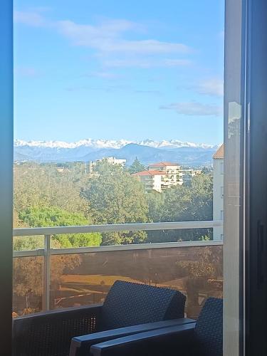 Beautiful two-room apartment with sea and mountain views