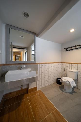 room detail thumbnail 2