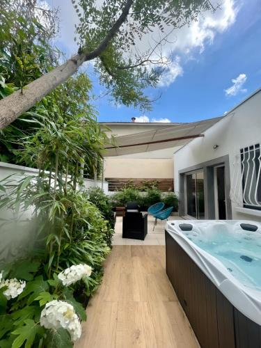 Jolie Villa avec jacuzzi Hôpitaux facultés – khách sạn tại Saint-Eloi
