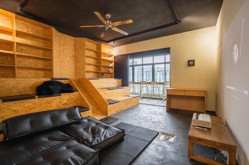 Shared lounge/TV area, Oli International Hostel in Kunming