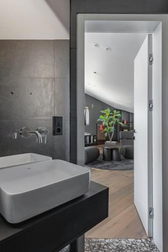 Vannas istaba, Modern House in Vilnius with Panoramic Forest View 15 min from Old Town in Nemezis