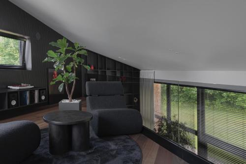 Iekārtas, Modern House in Vilnius with Panoramic Forest View 15 min from Old Town in Nemezis