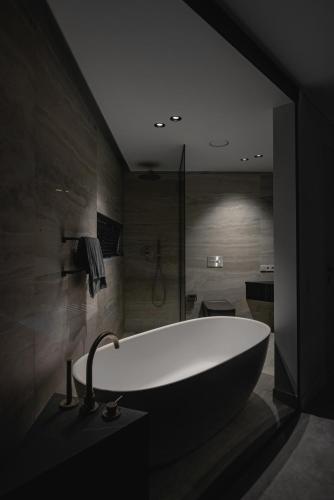 Vannas istaba, Modern House in Vilnius with Panoramic Forest View 15 min from Old Town in Nemezis