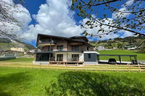 Фасада на хотела, Bergzeit Apartments near ski slope in Саалбах