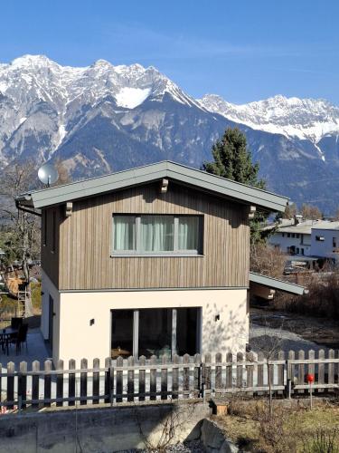 外部景觀, Cute House with terrace and garden in 格岑斯