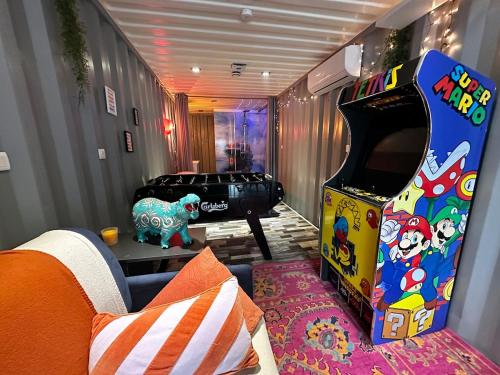 Séjour insolite dans un Container aménagé à Berck avec Borne d'arcade et Babyfoot