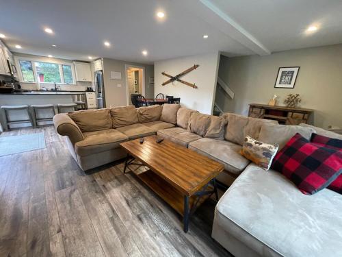 SKI Bike, Hike & Golf Townhouse w/ Hot tub in Ellicottville, USA