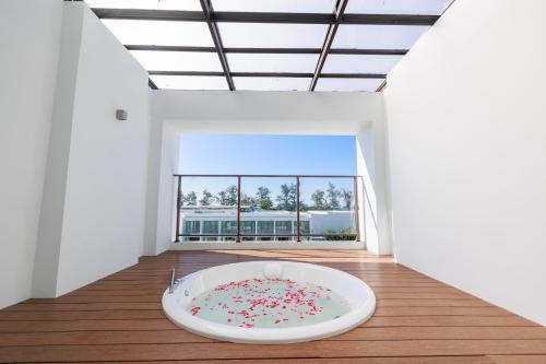 room detail thumbnail 2