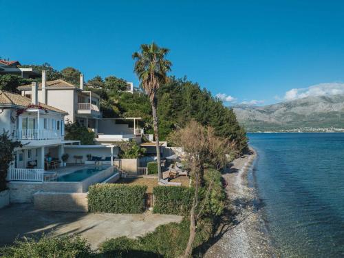 Villa Madouri 5 bed seafront villa with private pool gîte à louer Órmos Palaírou