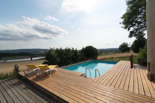 2 bedrooms, 5 beds