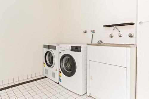 Pristine 2-Bed Near Marrickville Village - image 9
