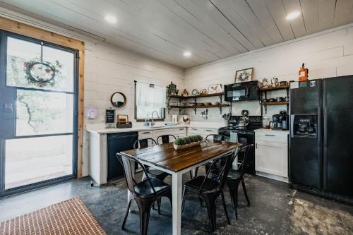 The Roost Farmhaus on 20 acres, hill country view, firepit, swimming hole in Spring Branch, USA