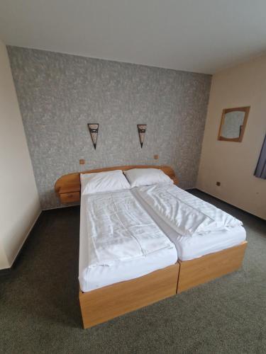1 queen bed, 2 sofa beds