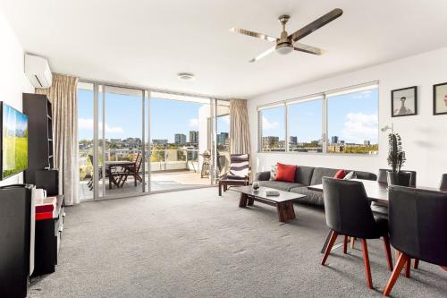 สเปเชียส 2-เบด วิธ ทู บัลโคนีส์ วิธ ซิตี้ วิวส์ (Spacious 2-Bed with Two Balconies with City Views) in อเล็กซานเดรีย