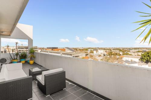 สเปเชียส 2-เบด วิธ ทู บัลโคนีส์ วิธ ซิตี้ วิวส์ (Spacious 2-Bed with Two Balconies with City Views) in อเล็กซานเดรีย