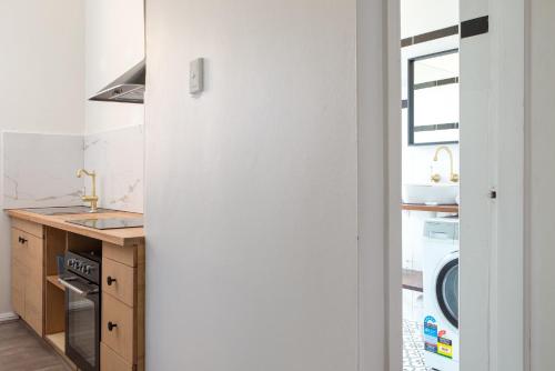 Central 2-Bed Apartment with Private Parking - image 8