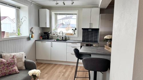 3 Beds - Near Airport - Free Parking - Central Leknes in Leknes