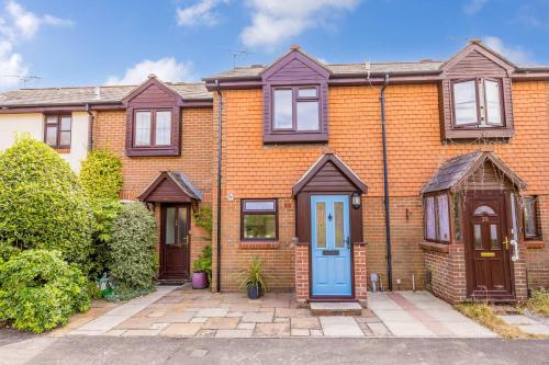 Sea Cloud - 2-bedroom House with Courtyard Garden, Poole