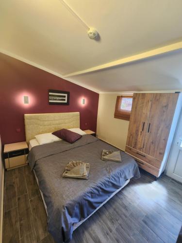 1 queen bed, 1 sofa bed