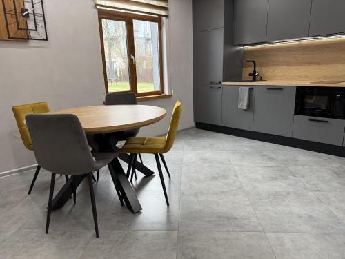 BRIVIBAS RESIDENCE - SOUTH / NORTH, free PRIVAT parking, free WIFI, self check-in, Riga