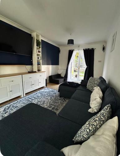 Luxury 4 Bed Home Sleeps 9, Games Room, Parking – khách sạn tại Huyton