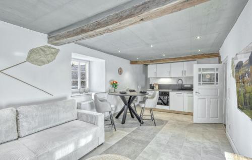 virtuve, Cozy Apartment In Irrhausen With Wifi in Irrhausen