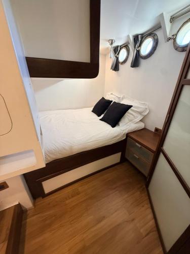 Cabine sur péniche à Bagatelle (Cabine sur peniche a Bagatelle) in Булонски лес