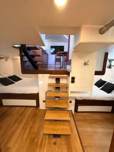 Cabine sur peniche a Bagatelle in Bois de Boulogne