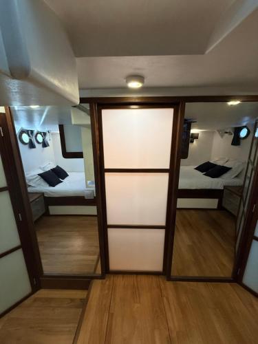 Cabine sur péniche à Bagatelle (Cabine sur peniche a Bagatelle) in Булонски лес