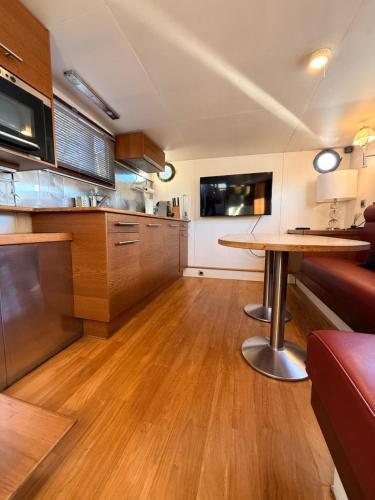 Cabine sur peniche a Bagatelle in Bois de Boulogne