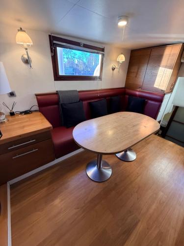 Cabine sur péniche à Bagatelle (Cabine sur peniche a Bagatelle) in Булонски лес