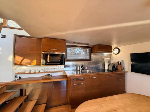Cabine sur peniche a Bagatelle in Bois de Boulogne