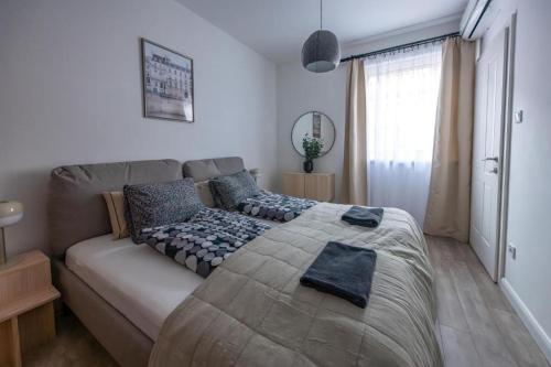 Central Apartment With Terrace - L12 - image 10