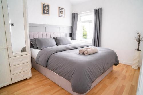 4-Bed House Belfast - Near Titanic & SSE Arena in Wilgar Park Area