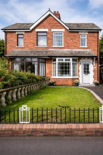 Vedere exterior, 4-Bed House Belfast - Near Titanic & SSE Arena in Wilgar Park Area