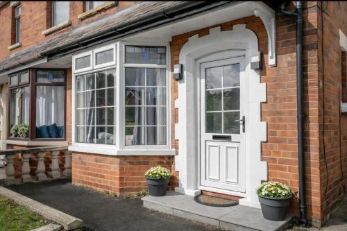 Vedere exterior, 4-Bed House Belfast - Near Titanic & SSE Arena in Wilgar Park Area