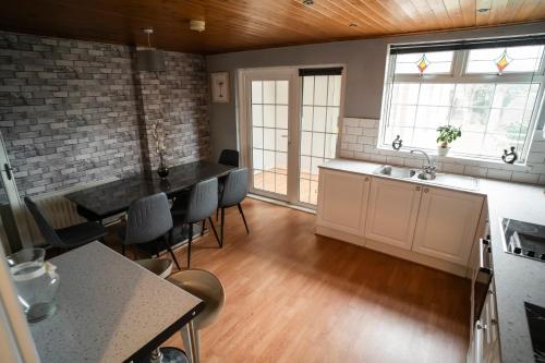 bucătărie, 4-Bed House Belfast - Near Titanic & SSE Arena in Wilgar Park Area