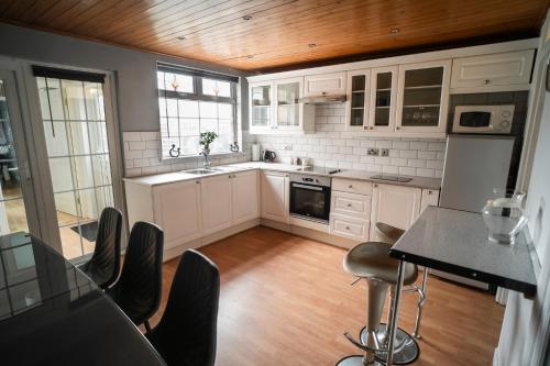 bucătărie, 4-Bed House Belfast - Near Titanic & SSE Arena in Wilgar Park Area