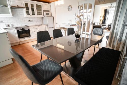 bucătărie, 4-Bed House Belfast - Near Titanic & SSE Arena in Wilgar Park Area